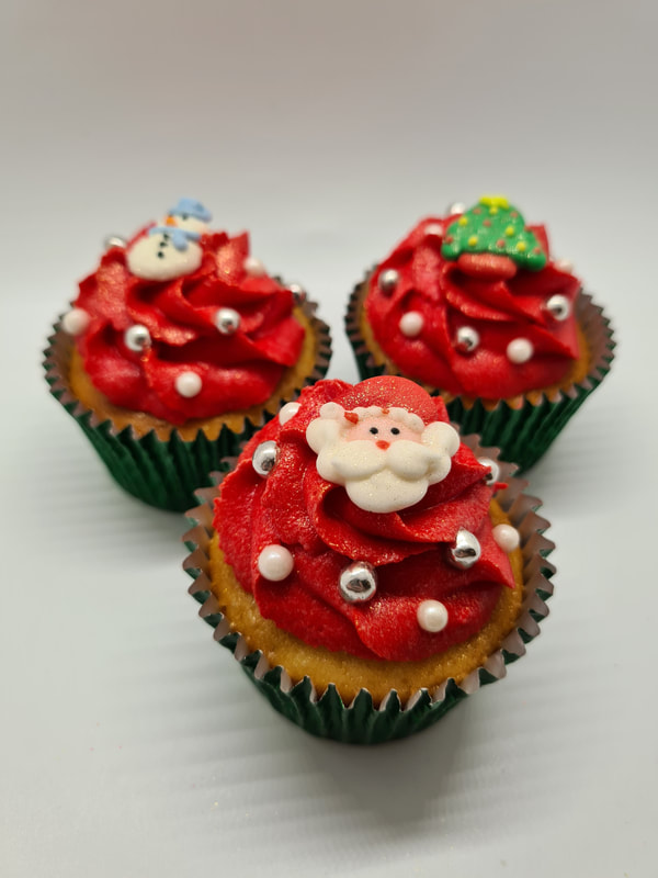 Hayley's Cupcakes in Henley on Thames Bauble Cake
